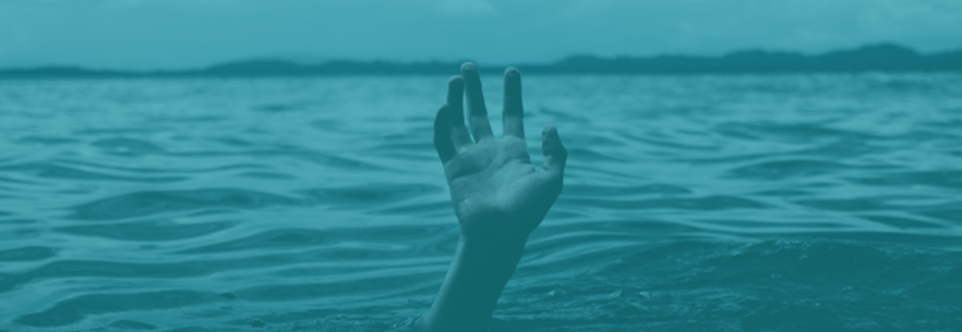 Definição e Características O transtorno bipolar é um distúrbio mental caracterizado por mudanças extremas e persistentes de humor. Estas oscilações variam entre episódios de depressão profunda e períodos de mania ou hipomania. De um lado, o indivíduo pode sentir uma tristeza avassaladora e um senso de desamparo; do outro, experimentar uma euforia intensa e energia exacerbada.  Episódios de Depressão Sintomas e Impacto Durante os episódios depressivos, o indivíduo bipolar pode enfrentar uma série de sintomas debilitantes, tais como:  Humor deprimido na maior parte do dia Perda de interesse e prazer em atividades diárias Fadiga ou perda de energia Sentimentos de culpa ou inutilidade Dificuldade de concentração Alterações no apetite e no sono Pensamentos recorrentes sobre morte ou suicídio Estes sintomas impactam negativamente a vida pessoal, profissional e social do paciente, tornando essencial o diagnóstico precoce e o tratamento adequado.  Episódios de Mania/Hipomania Diferenças Entre Mania e Hipomania Embora ambos os estados envolvam um aumento de energia e atividade, a mania é mais intensa que a hipomania e pode incluir sintomas psicóticos.  Sintomas de Mania Durante um episódio maníaco, a pessoa pode apresentar:  Sentimento de euforia ou irritabilidade extrema Autoestima inflada ou grandiosidade Diminuição da necessidade de sono Fala excessiva e rápida Pensamentos acelerados Comportamento impulsivo ou de risco Sintomas de Hipomania A hipomania apresenta sintomas semelhantes, mas de menor intensidade e sem sintomas psicóticos. A pessoa pode parecer extremamente produtiva e sociável, porém, essas fases também podem levar a decisões imprudentes.  Importância do Diagnóstico e Tratamento Diagnóstico O diagnóstico do transtorno bipolar é clínico e feito por um profissional de saúde mental através de entrevistas e avaliações detalhadas. Não há exames laboratoriais específicos, mas testes como a Escala de Mania de Young e o Inventário de Depressão de Beck podem auxiliar.  Tratamento O tratamento eficaz do transtorno bipolar geralmente combina medicação e terapia psicossocial. Os principais tipos de medicação incluem:  Estabilizadores de humor (como lítio) Antipsicóticos Antidepressivos (usados com cautela para evitar o desencadeamento de mania) A psicoterapia, como a Terapia Cognitivo-Comportamental (TCC), também desempenha um papel crucial ao ajudar os pacientes a identificar e gerenciar os gatilhos de suas oscilações de humor.  Conscientização e Estigma Quebrando o Estigma A conscientização sobre o transtorno bipolar é essencial para combater o estigma associado. Muitas vezes, a falta de informação leva à discriminação e ao preconceito, dificultando a busca por ajuda e tratamento adequados.  Educação e Apoio Programas educacionais e grupos de apoio podem fornecer às pessoas com transtorno bipolar e seus familiares informações valiosas e um senso de comunidade. A compreensão e o suporte da sociedade são fundamentais para a inclusão e o bem-estar dessas pessoas.